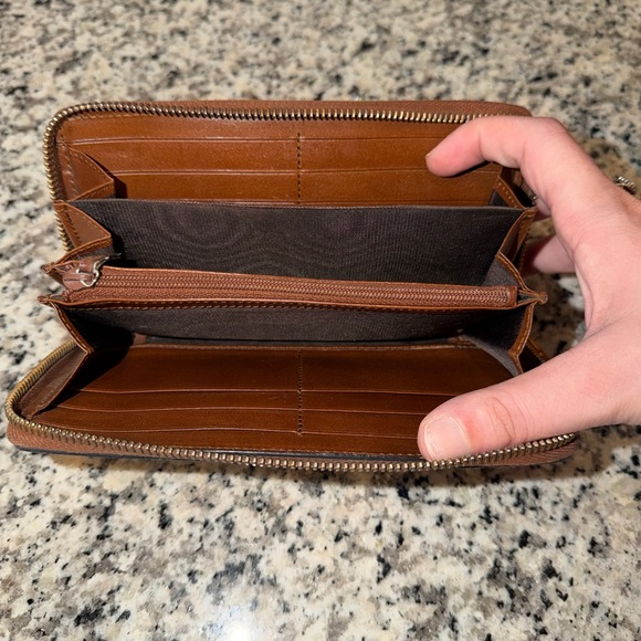 ✨Authentic! EXCELLENT CONDITION! Gucci Women’s Wallet featuring a 🐝 Logo/Stars!✨ - Picture 4 of 6